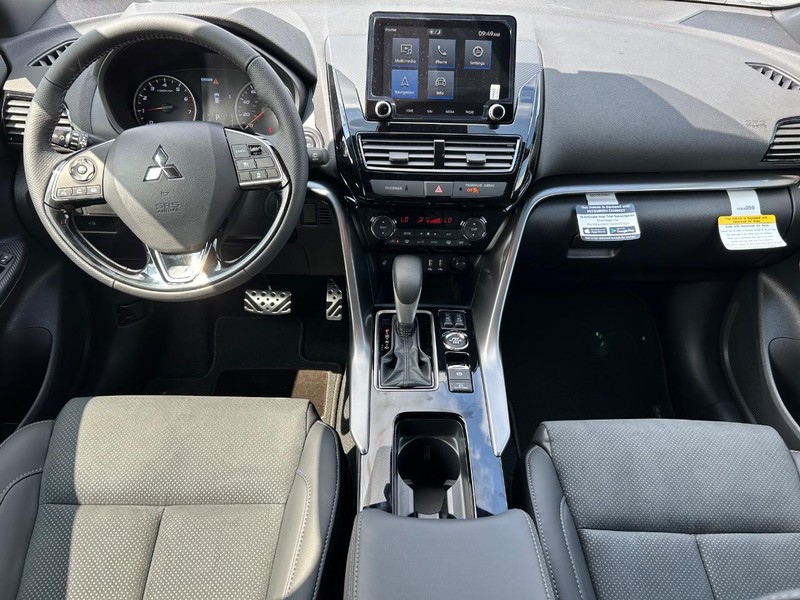 Mitsubishi Eclipse Cross Vehicle Full-screen Gallery Image 13