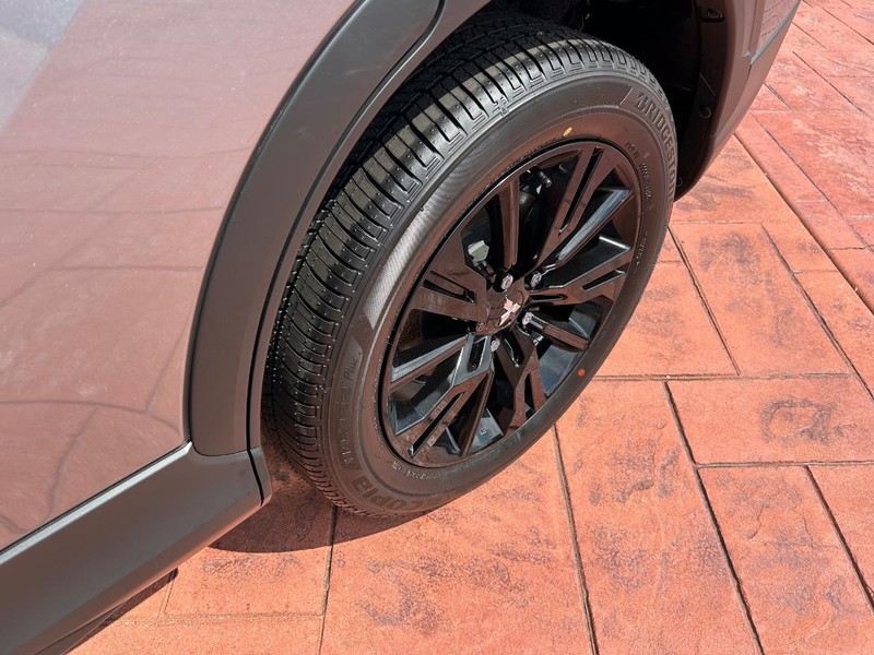 Mitsubishi Eclipse Cross Vehicle Full-screen Gallery Image 17