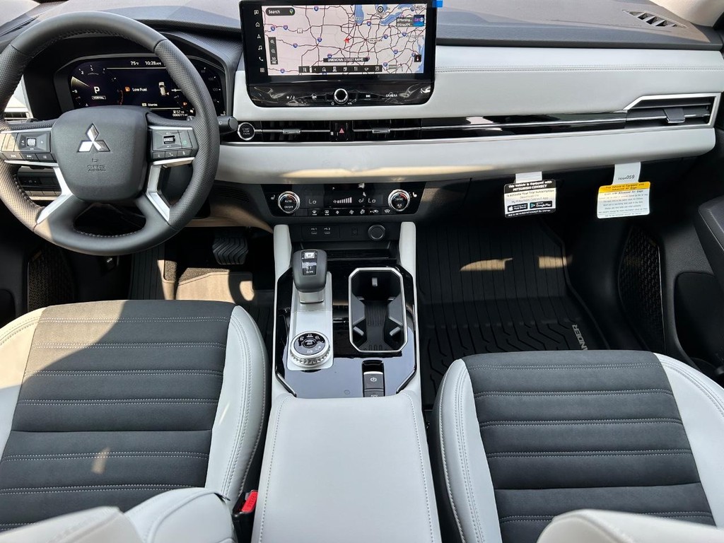 Mitsubishi Outlander Vehicle Full-screen Gallery Image 12