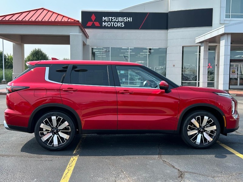 Mitsubishi Outlander Vehicle Full-screen Gallery Image 2