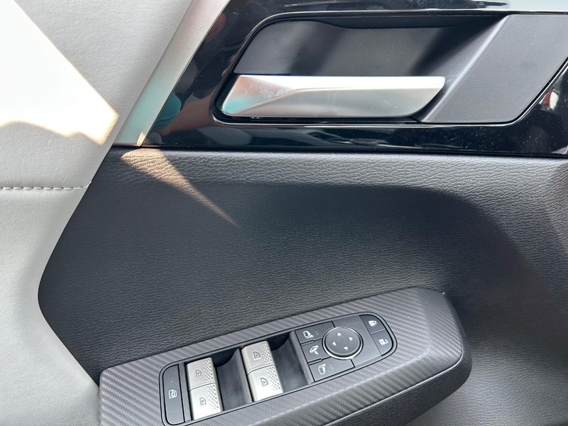 Mitsubishi Outlander Vehicle Full-screen Gallery Image 4