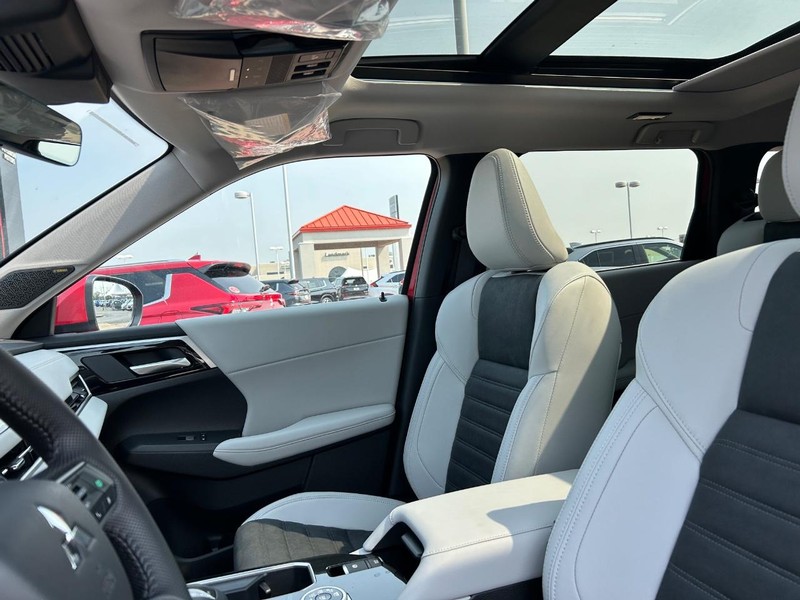 Mitsubishi Outlander Vehicle Full-screen Gallery Image 5