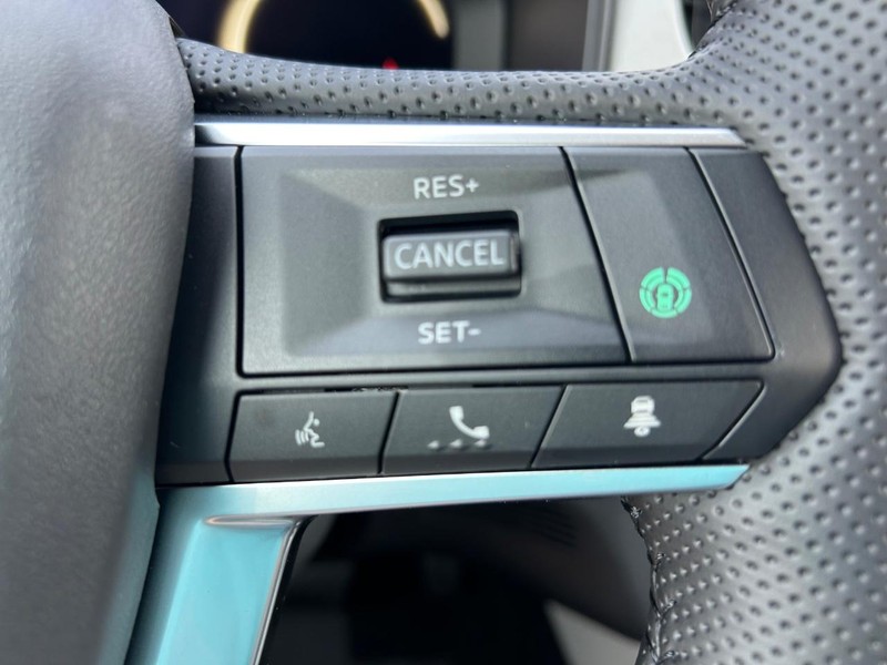 Mitsubishi Outlander Vehicle Full-screen Gallery Image 7