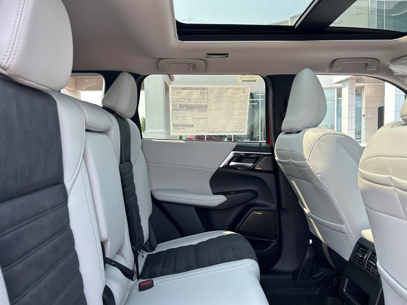 Mitsubishi Outlander Vehicle Full-screen Gallery Image 11