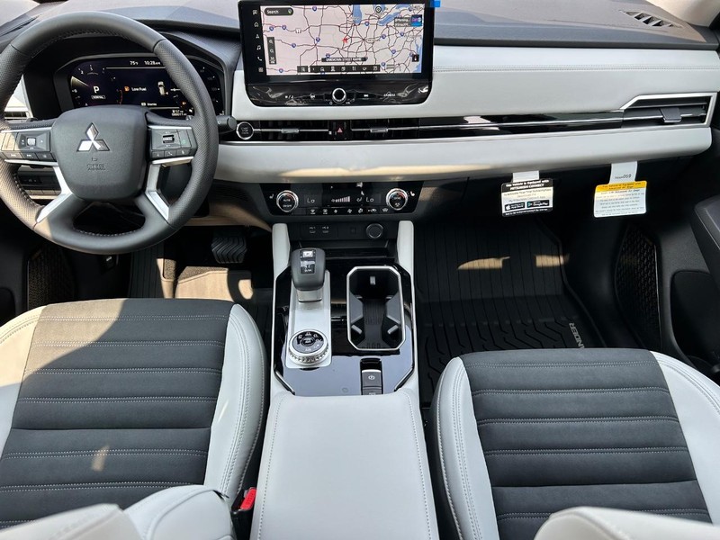 Mitsubishi Outlander Vehicle Full-screen Gallery Image 12