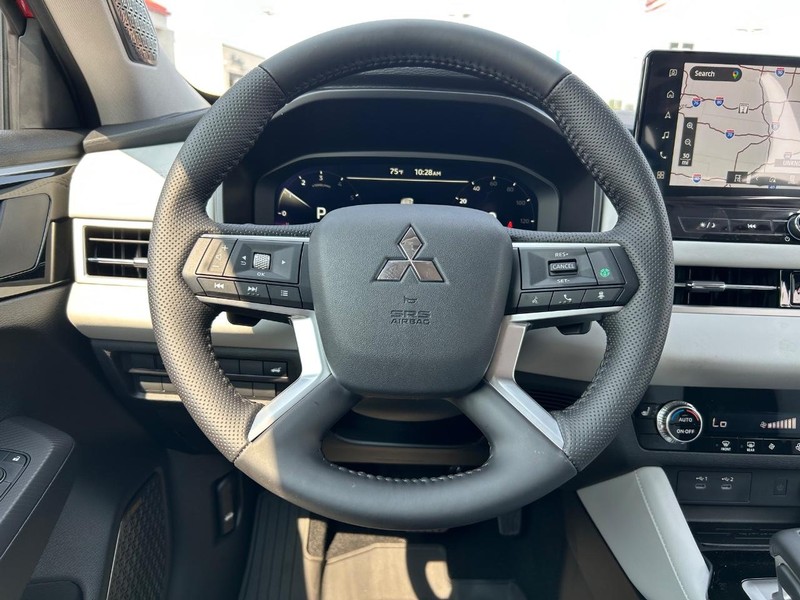 Mitsubishi Outlander Vehicle Full-screen Gallery Image 13