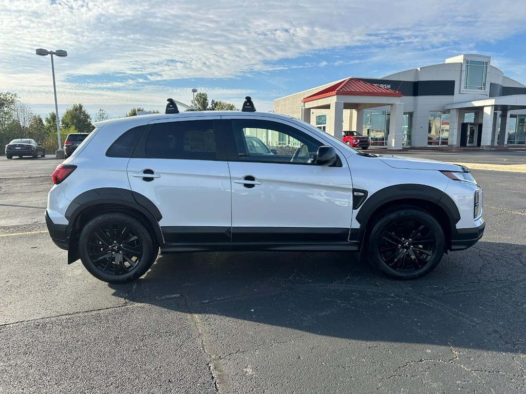 Mitsubishi Outlander Sport Vehicle Full-screen Gallery Image 2