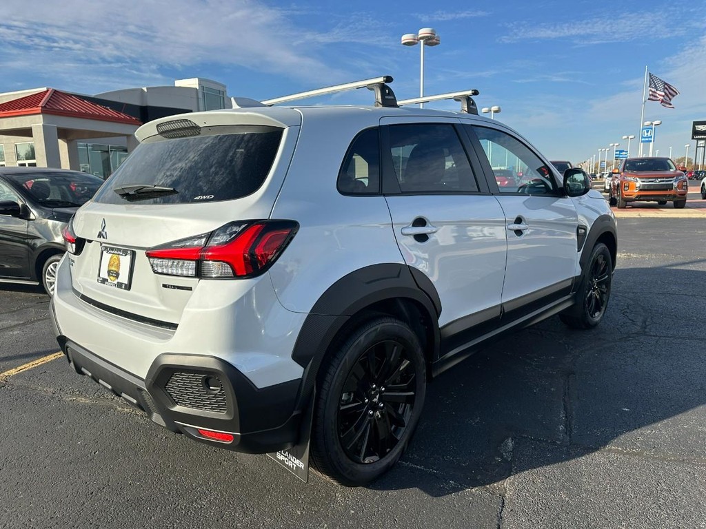 Mitsubishi Outlander Sport Vehicle Full-screen Gallery Image 3