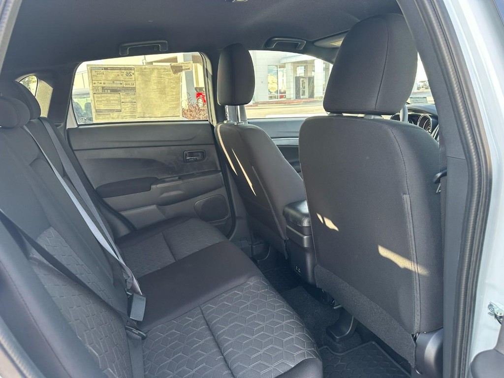 Mitsubishi Outlander Sport Vehicle Full-screen Gallery Image 4