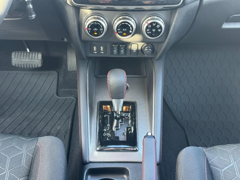 Mitsubishi Outlander Sport Vehicle Full-screen Gallery Image 8