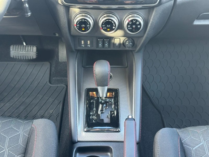 Mitsubishi Outlander Sport Vehicle Full-screen Gallery Image 8