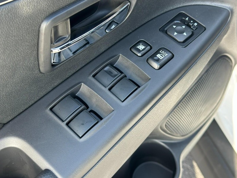 Mitsubishi Outlander Sport Vehicle Full-screen Gallery Image 9