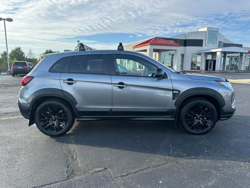 Mitsubishi Outlander Sport Vehicle Full-screen Gallery Image 2