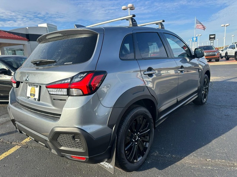 Mitsubishi Outlander Sport Vehicle Full-screen Gallery Image 3