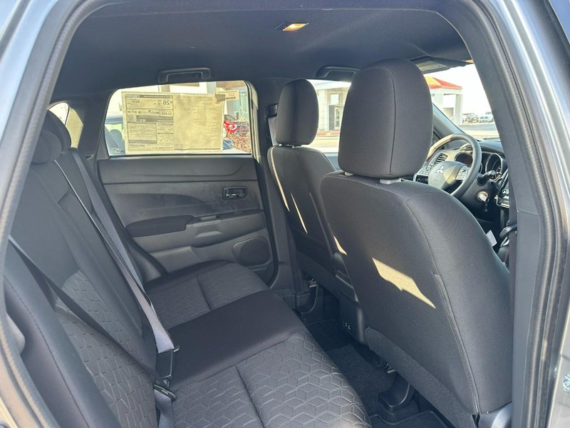 Mitsubishi Outlander Sport Vehicle Full-screen Gallery Image 4