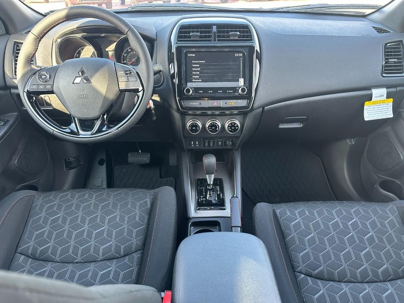 Mitsubishi Outlander Sport Vehicle Full-screen Gallery Image 5