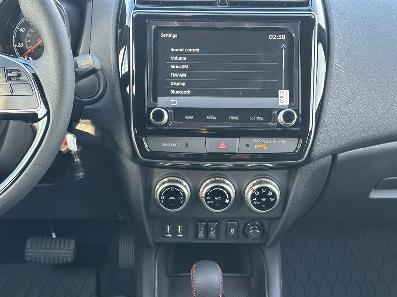 Mitsubishi Outlander Sport Vehicle Full-screen Gallery Image 7