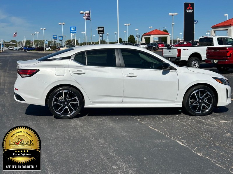 Nissan Sentra Vehicle Full-screen Gallery Image 2