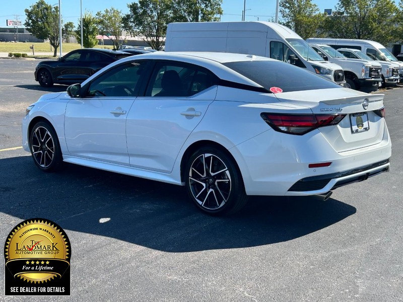 Nissan Sentra Vehicle Full-screen Gallery Image 6