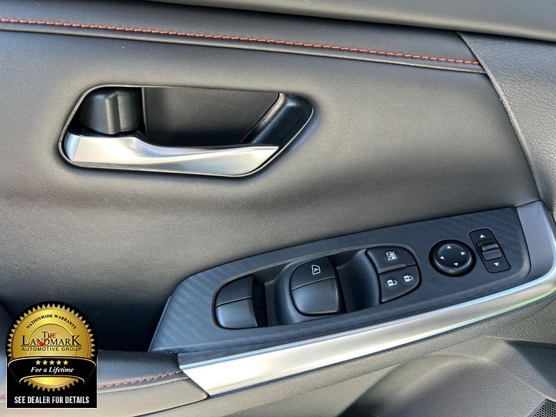 Nissan Sentra Vehicle Full-screen Gallery Image 8