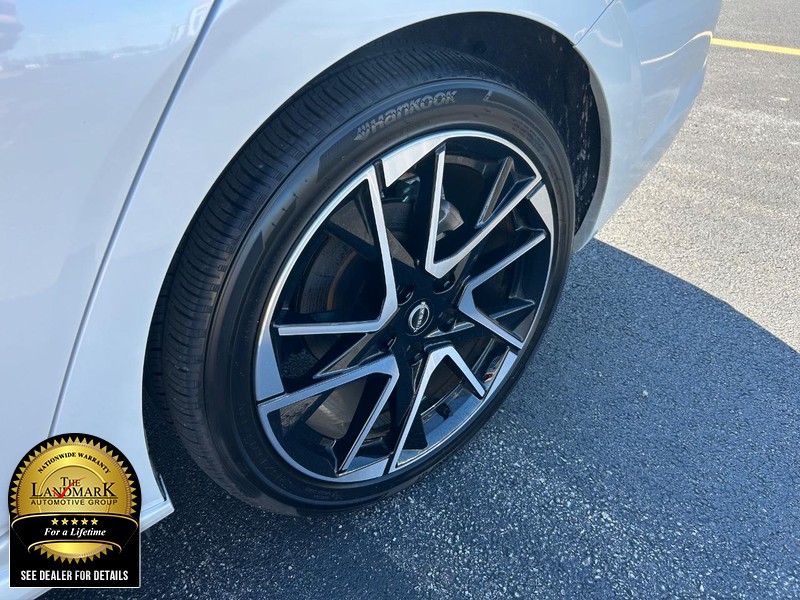 Nissan Sentra Vehicle Full-screen Gallery Image 20