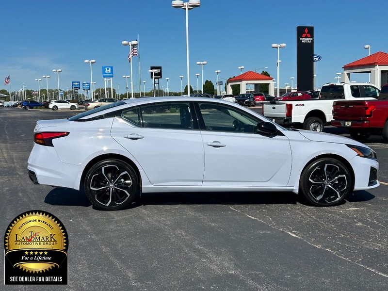 Nissan Altima Vehicle Full-screen Gallery Image 2