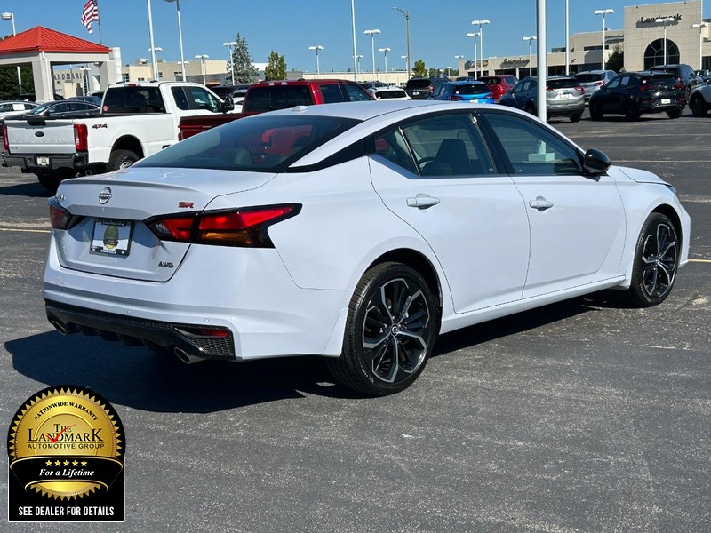 Nissan Altima Vehicle Full-screen Gallery Image 3