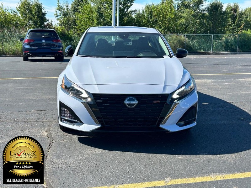 Nissan Altima Vehicle Full-screen Gallery Image 4