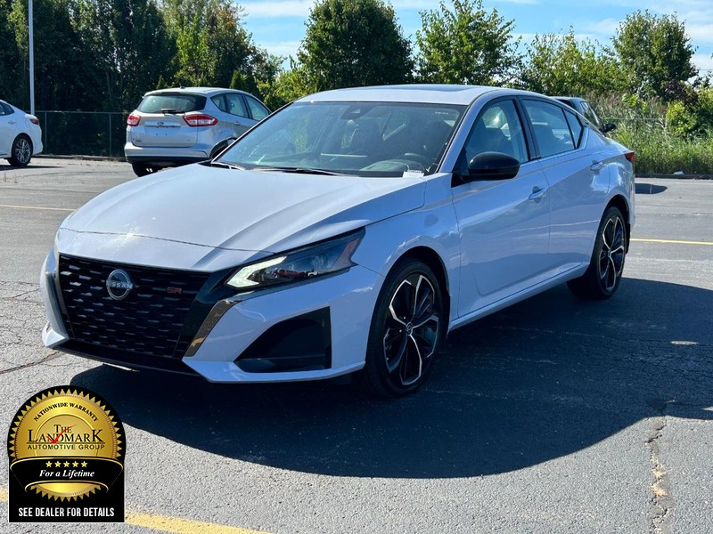 Nissan Altima Vehicle Full-screen Gallery Image 5