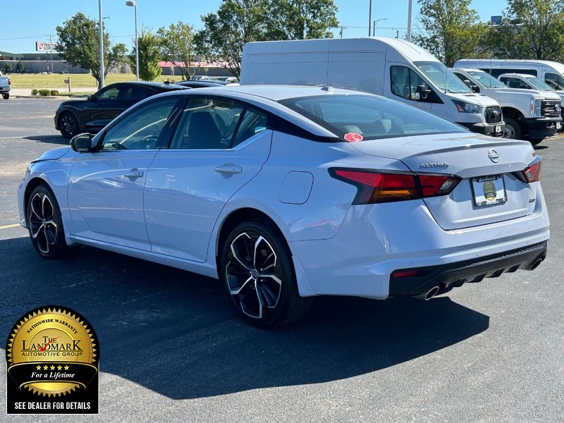 Nissan Altima Vehicle Full-screen Gallery Image 6