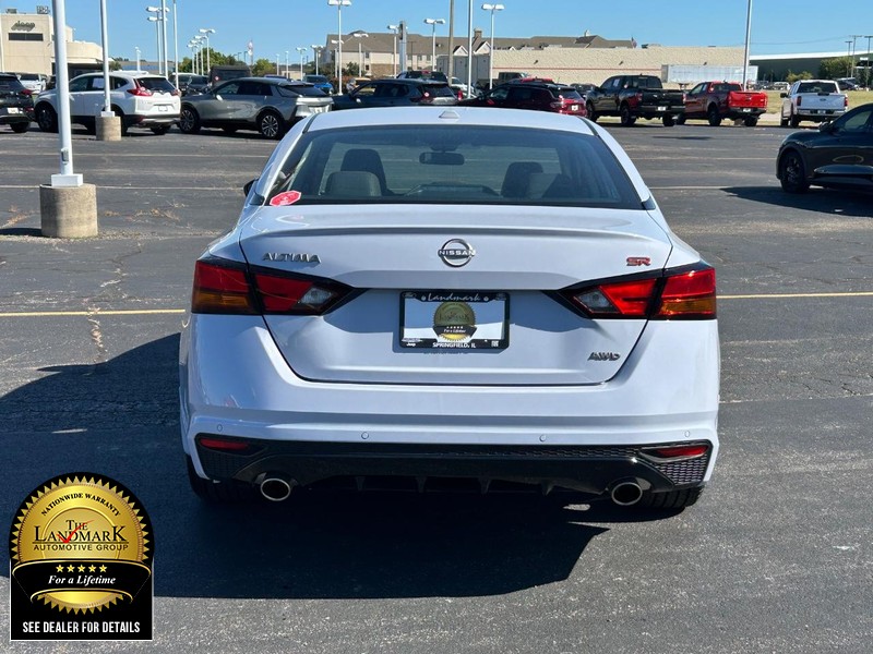 Nissan Altima Vehicle Full-screen Gallery Image 7