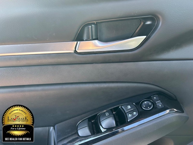 Nissan Altima Vehicle Full-screen Gallery Image 8