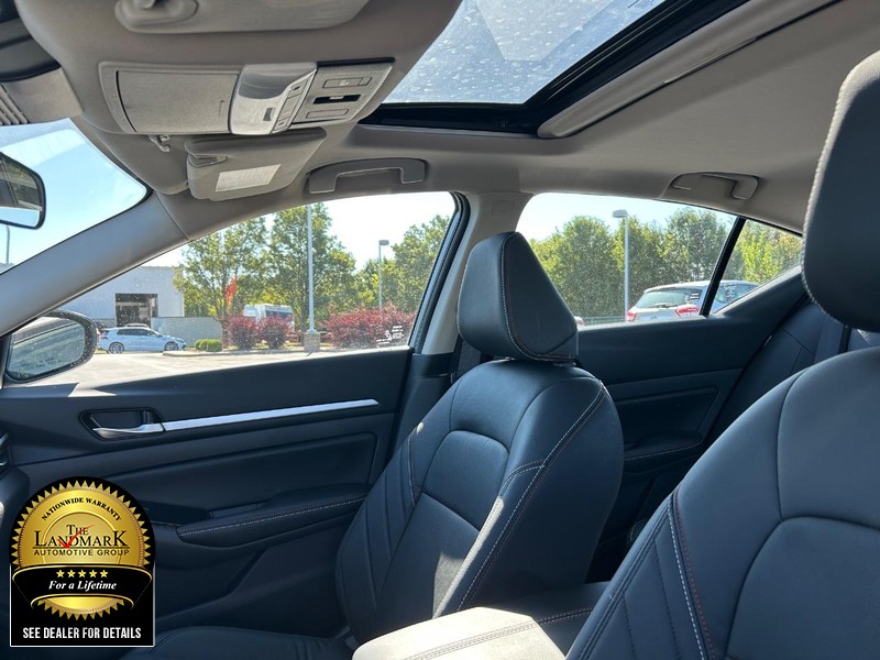 Nissan Altima Vehicle Full-screen Gallery Image 9