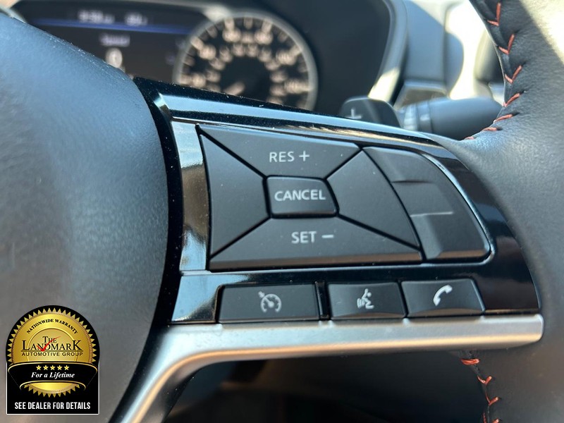 Nissan Altima Vehicle Full-screen Gallery Image 11