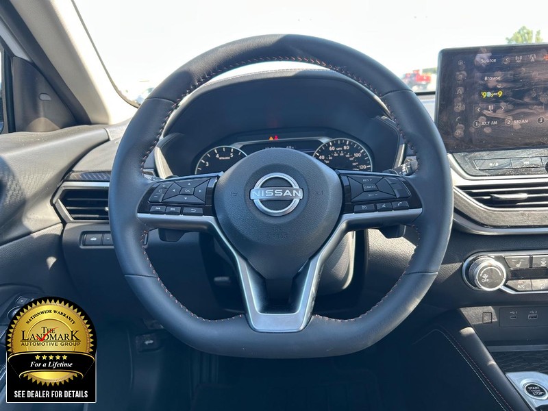 Nissan Altima Vehicle Full-screen Gallery Image 18