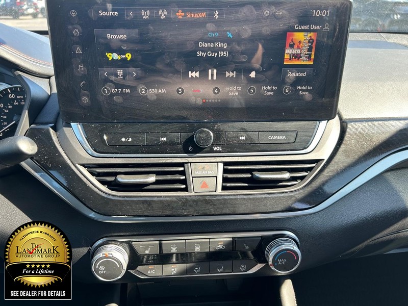 Nissan Altima Vehicle Full-screen Gallery Image 19