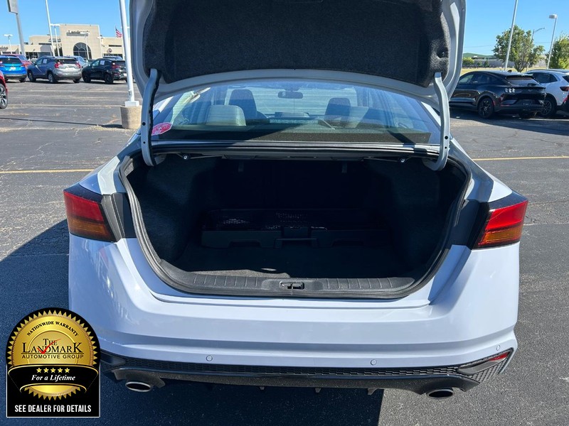 Nissan Altima Vehicle Full-screen Gallery Image 20