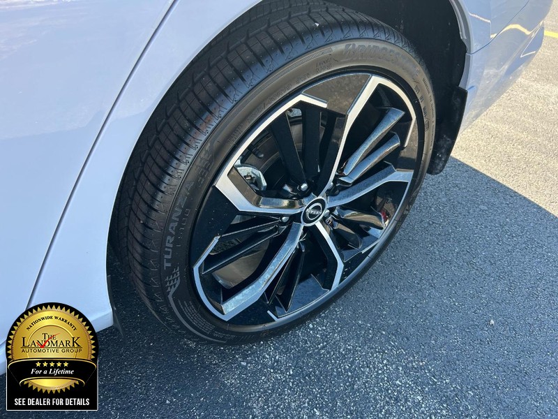 Nissan Altima Vehicle Full-screen Gallery Image 21