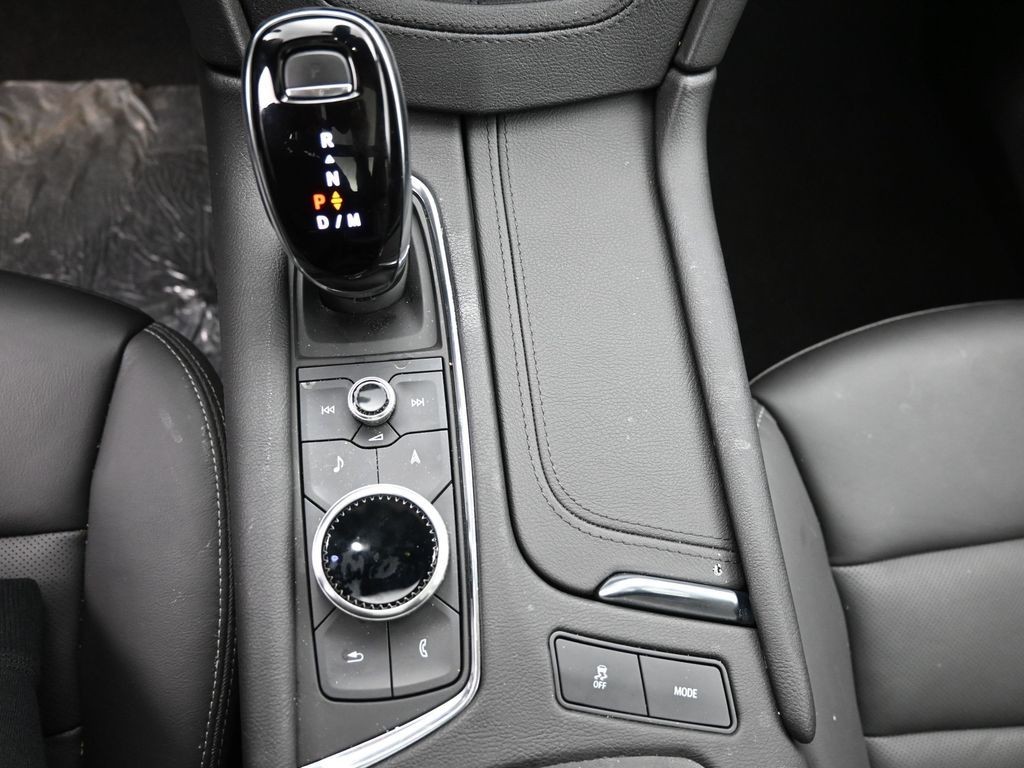 Cadillac XT5 Vehicle Full-screen Gallery Image 14