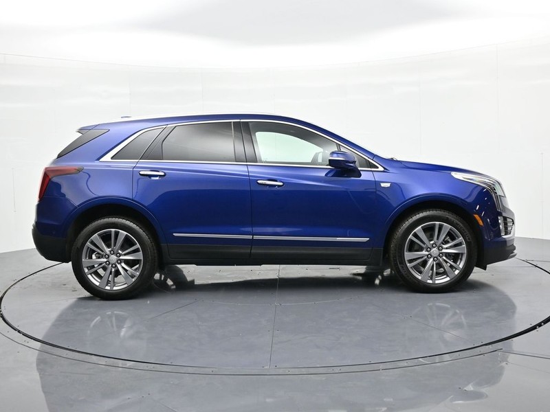 Cadillac XT5 Vehicle Full-screen Gallery Image 5
