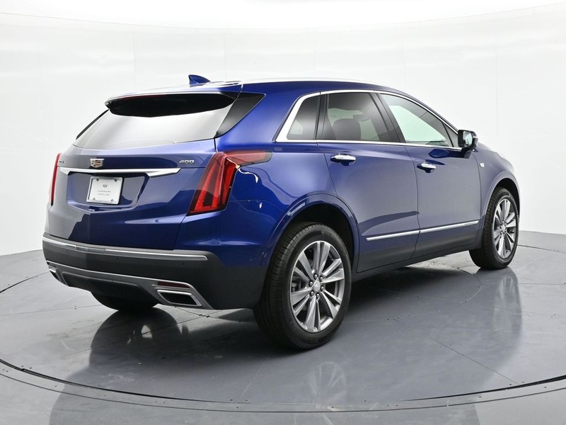 Cadillac XT5 Vehicle Full-screen Gallery Image 6