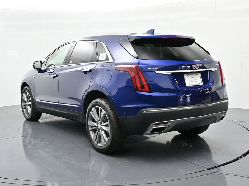 Cadillac XT5 Vehicle Full-screen Gallery Image 8
