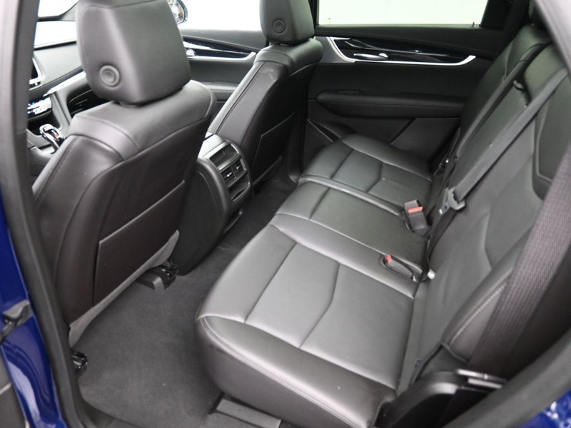 Cadillac XT5 Vehicle Full-screen Gallery Image 10