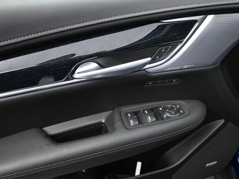 Cadillac XT5 Vehicle Full-screen Gallery Image 11