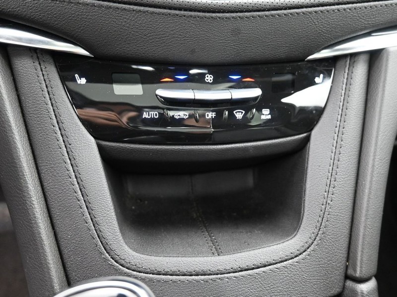 Cadillac XT5 Vehicle Full-screen Gallery Image 13