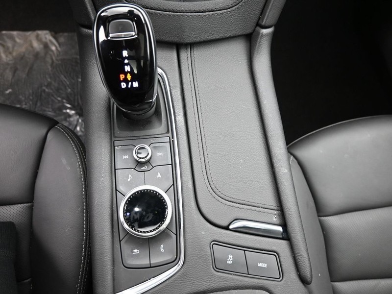 Cadillac XT5 Vehicle Full-screen Gallery Image 14