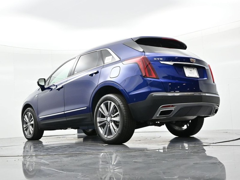 Cadillac XT5 Vehicle Full-screen Gallery Image 20