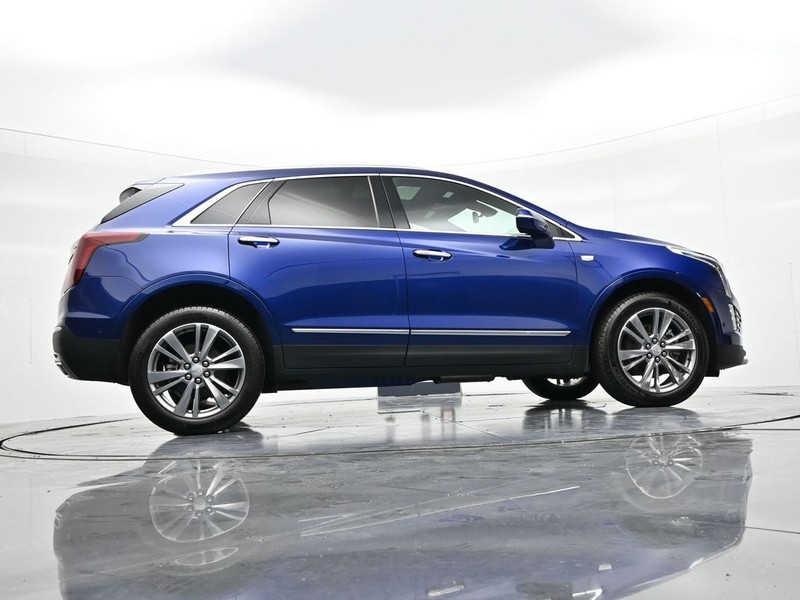 Cadillac XT5 Vehicle Full-screen Gallery Image 23