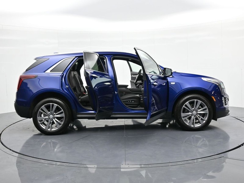 Cadillac XT5 Vehicle Full-screen Gallery Image 24