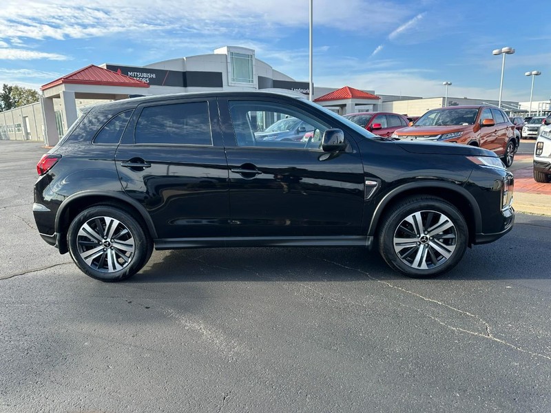 Mitsubishi Outlander Sport Vehicle Full-screen Gallery Image 2